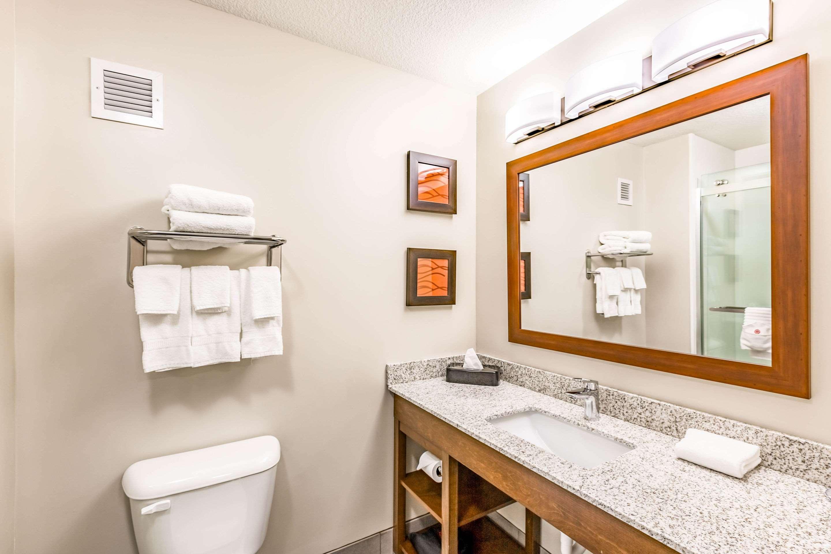 Comfort Inn Altoona-Des Moines Bagian luar foto