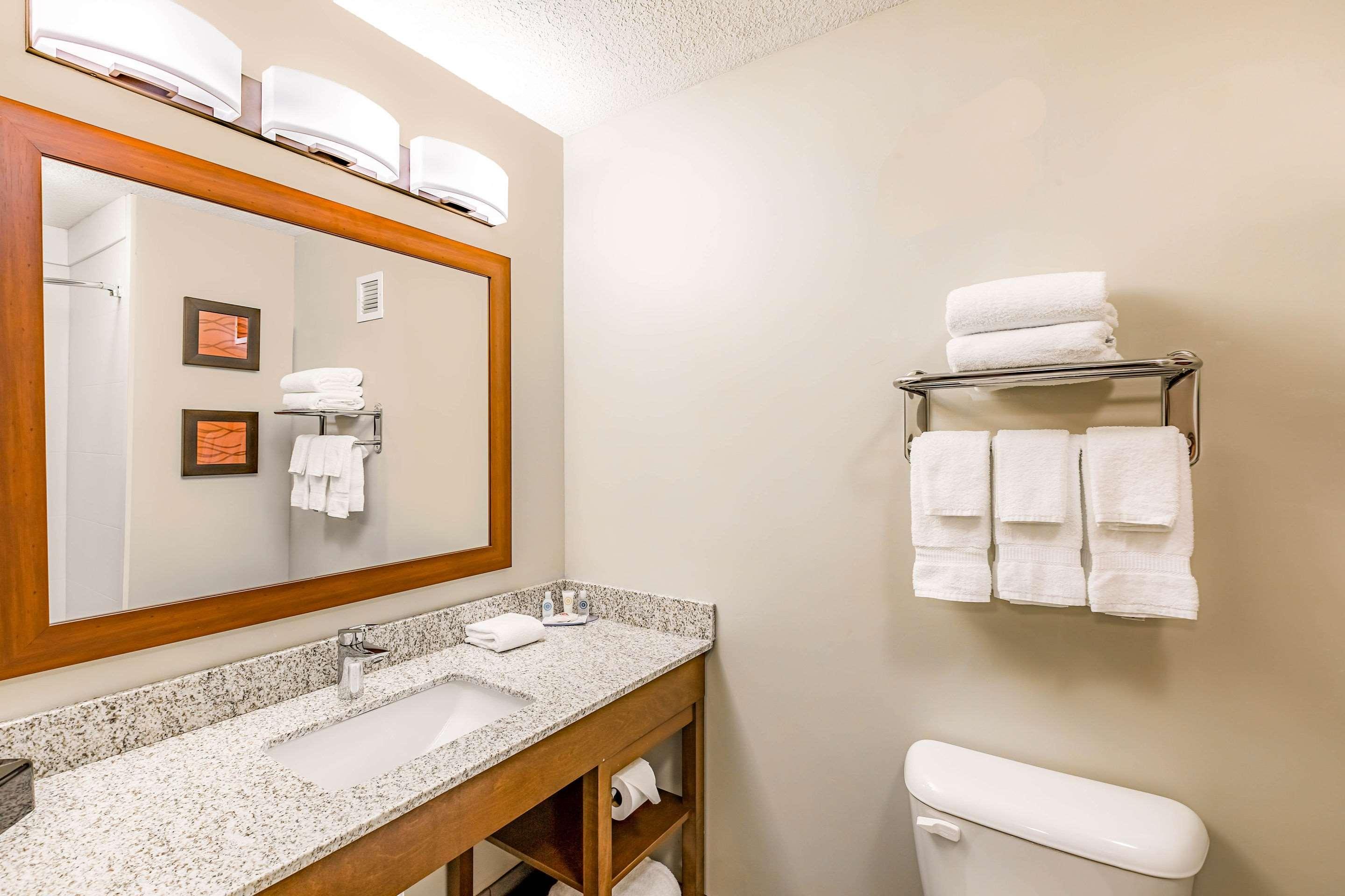 Comfort Inn Altoona-Des Moines Bagian luar foto